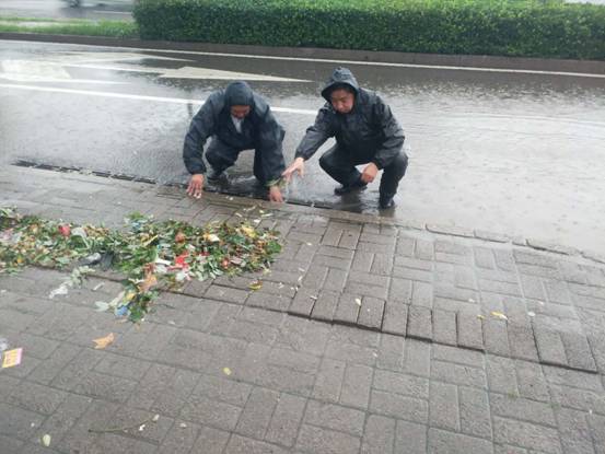尊龙凯时起劲应对强降雨 全力包管物业效劳小区清静