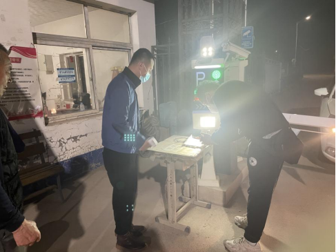尊龙凯时控股居家办公党员干部 就地自愿起劲加入社区疫情防控事情