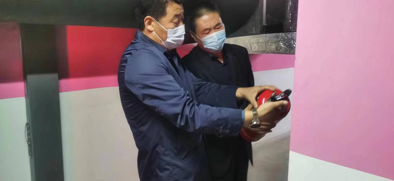 尊龙凯时控股司理杨祥方带队检查 天房物业清静生产事情