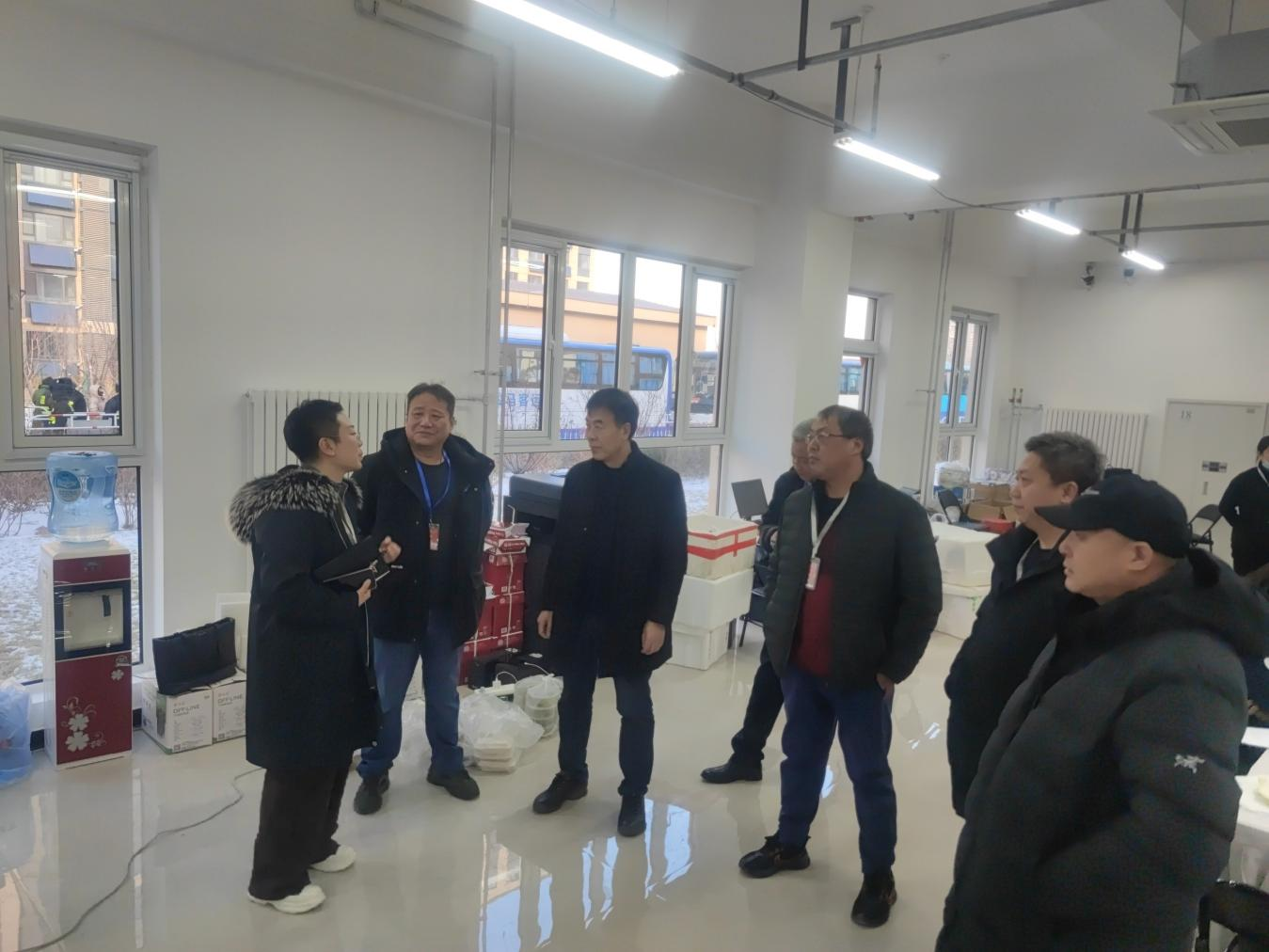尊龙凯时控股党委书记、董事长李文江带队到马头庄村回迁安顿房现场举行调理