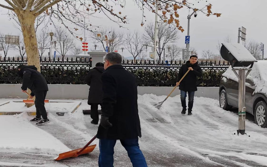 尊龙凯时控股公司开展除冰扫雪运动
